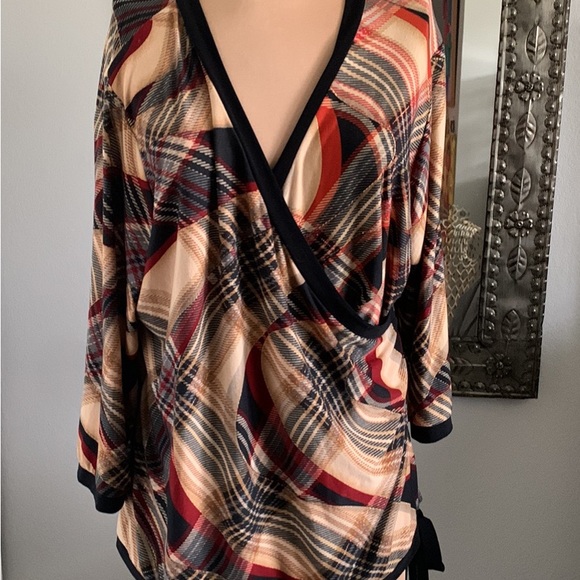 BLOUSE PLAID WRAP STYLE SIDE TIE. SIZE MEDIUM - Picture 3 of 6